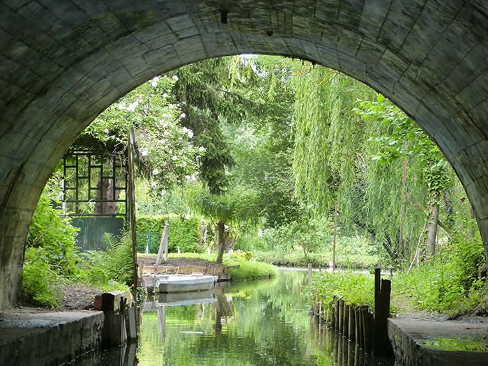 A tunnel frames the Hortillonages waterways © Norman Miller